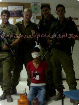 Nouvelles photos d’humilitaion des prisonniers palestiniens
par les soldats israéliens